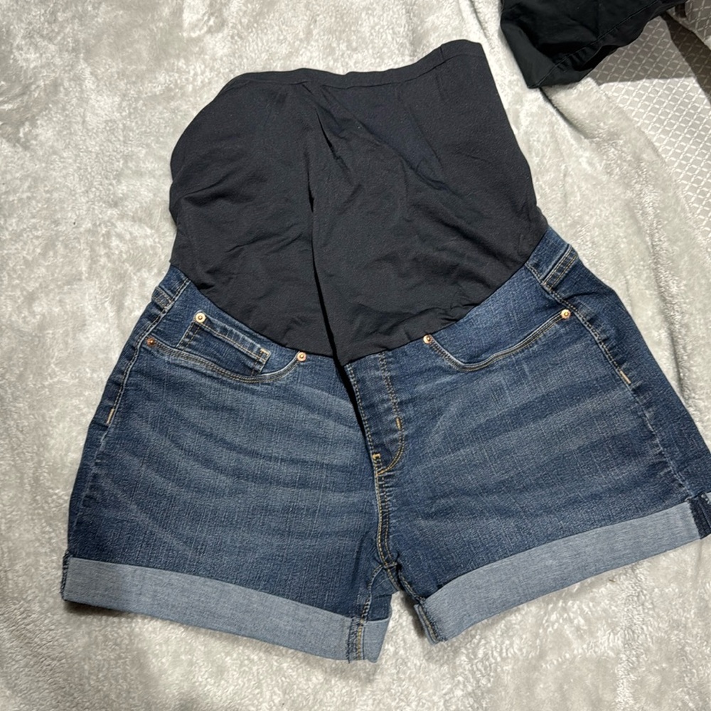 Levi Cuffed maternity shorts with belly band